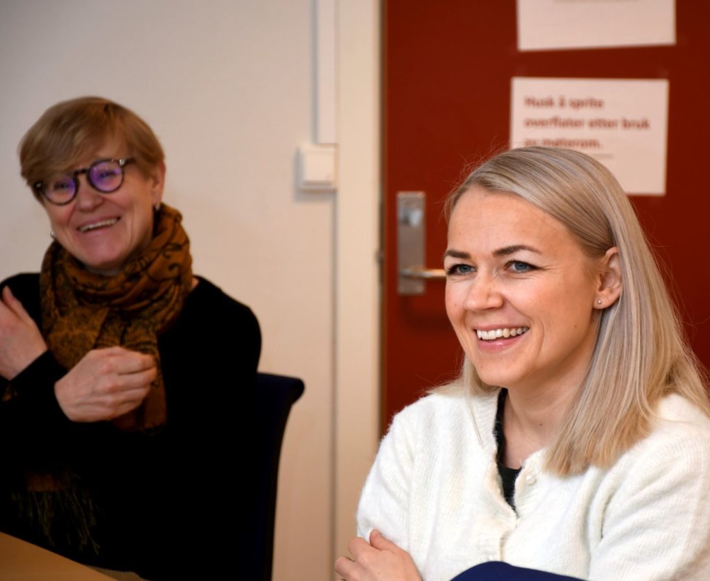 Et par kvinner som smiler