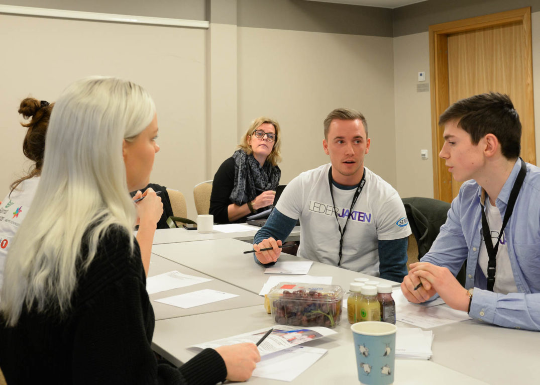 En gruppe mennesker som sitter rundt et bord