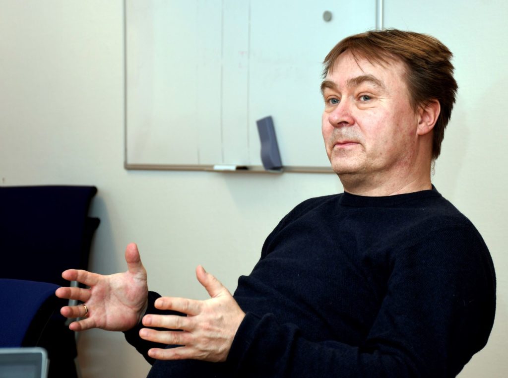 En mann som sitter i en stol