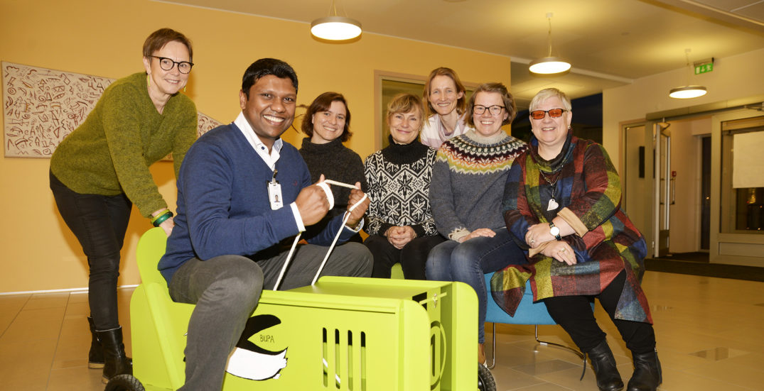 En gruppe mennesker som poserer for et bilde