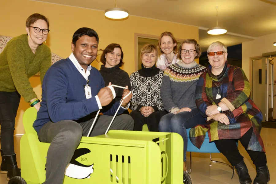 En gruppe mennesker som poserer for et bilde