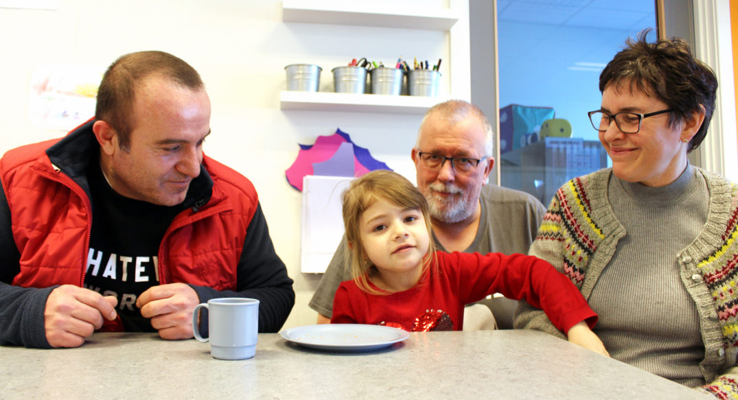 En gruppe mennesker som sitter ved et bord