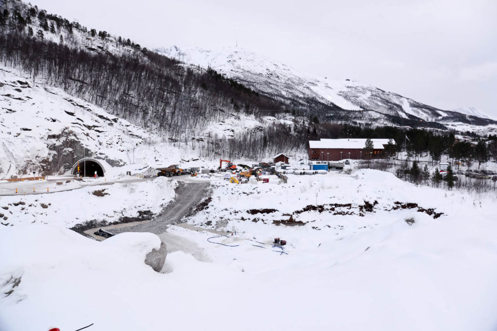 Et snødekt landskap med bygninger og trær