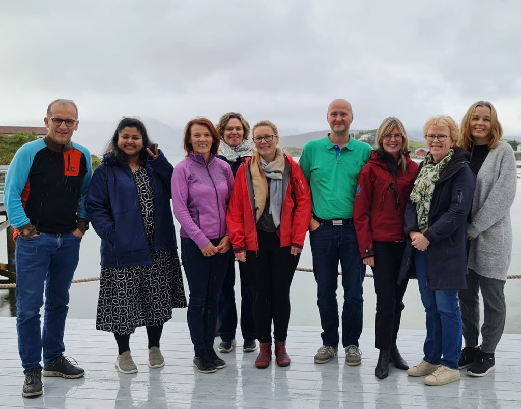 En gruppe mennesker som poserer for et bilde