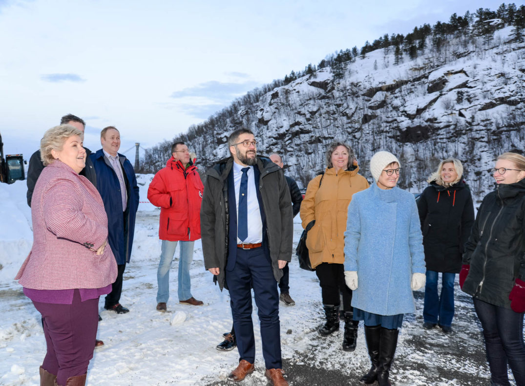 En gruppe mennesker som står på et snødekt fjell