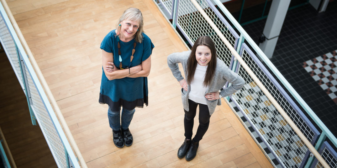 Et par kvinner som poserer for kameraet