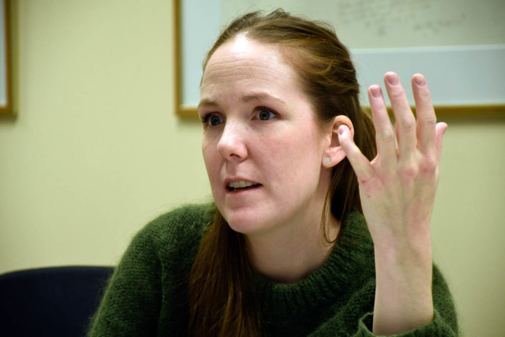 En kvinne med hendene i været