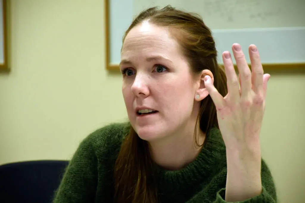 En kvinne med hendene i været