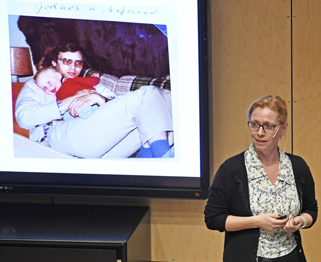 En mann som holder en baby