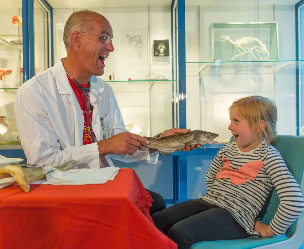 En mann og en jente som holder en fisk