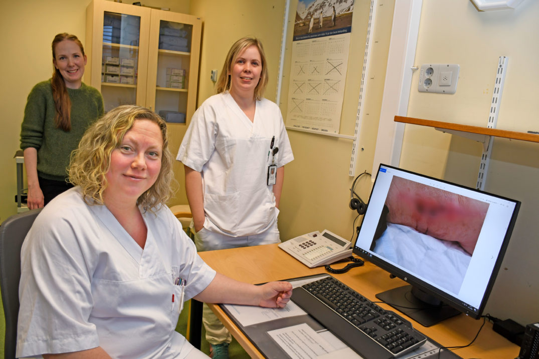 Noen få kvinner i et rom