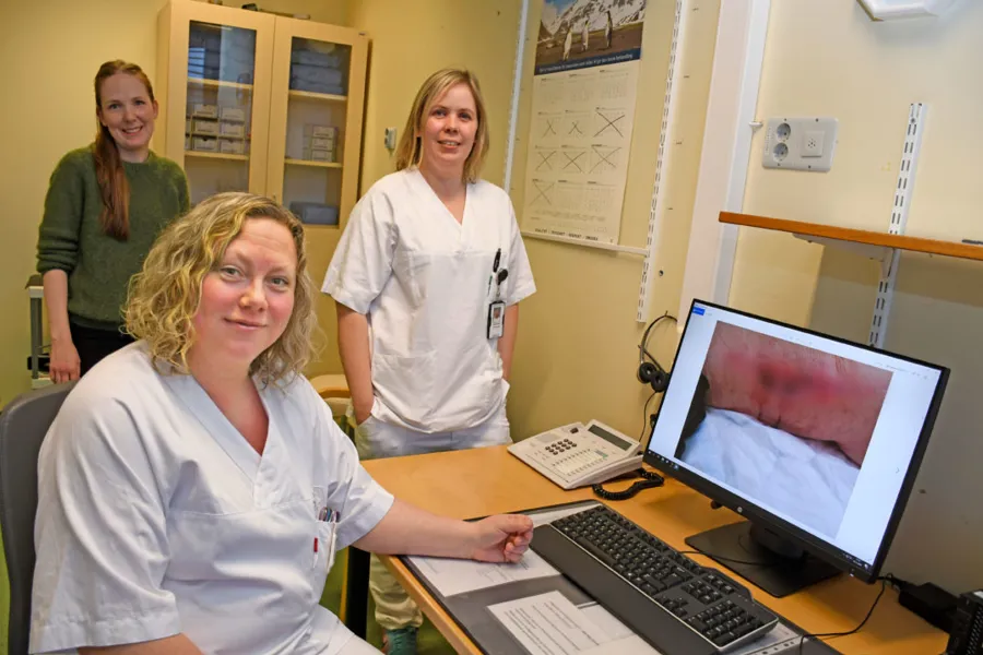 Noen få kvinner i et rom