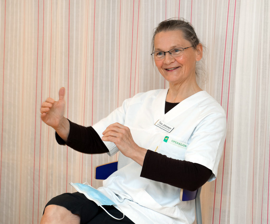 En person i hvit skjorte