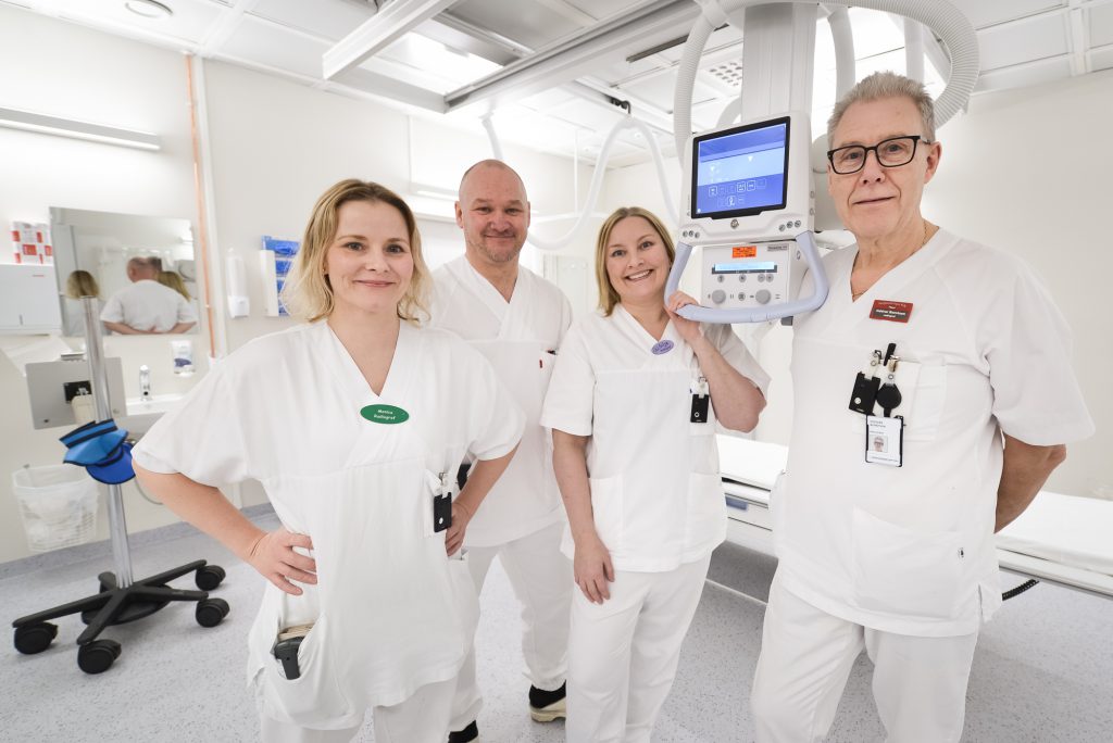 En gruppe mennesker i hvite laboratoriefrakker