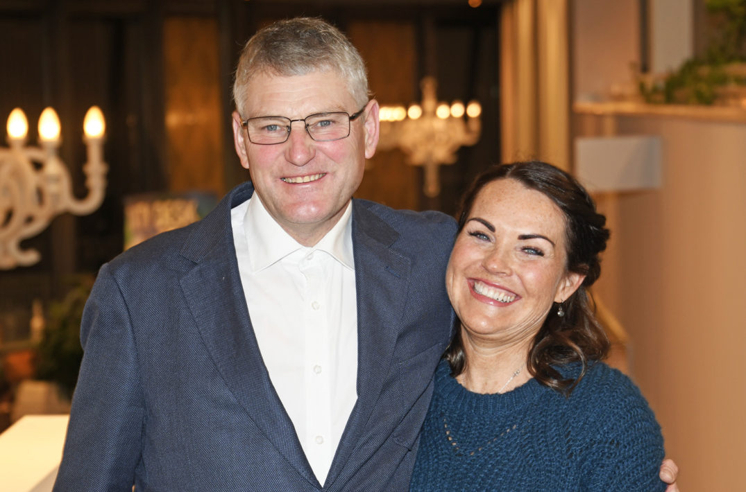 En mann og en kvinne som smiler