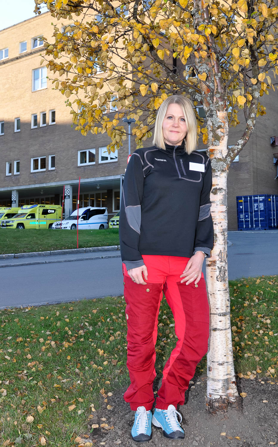 En person som står foran et tre