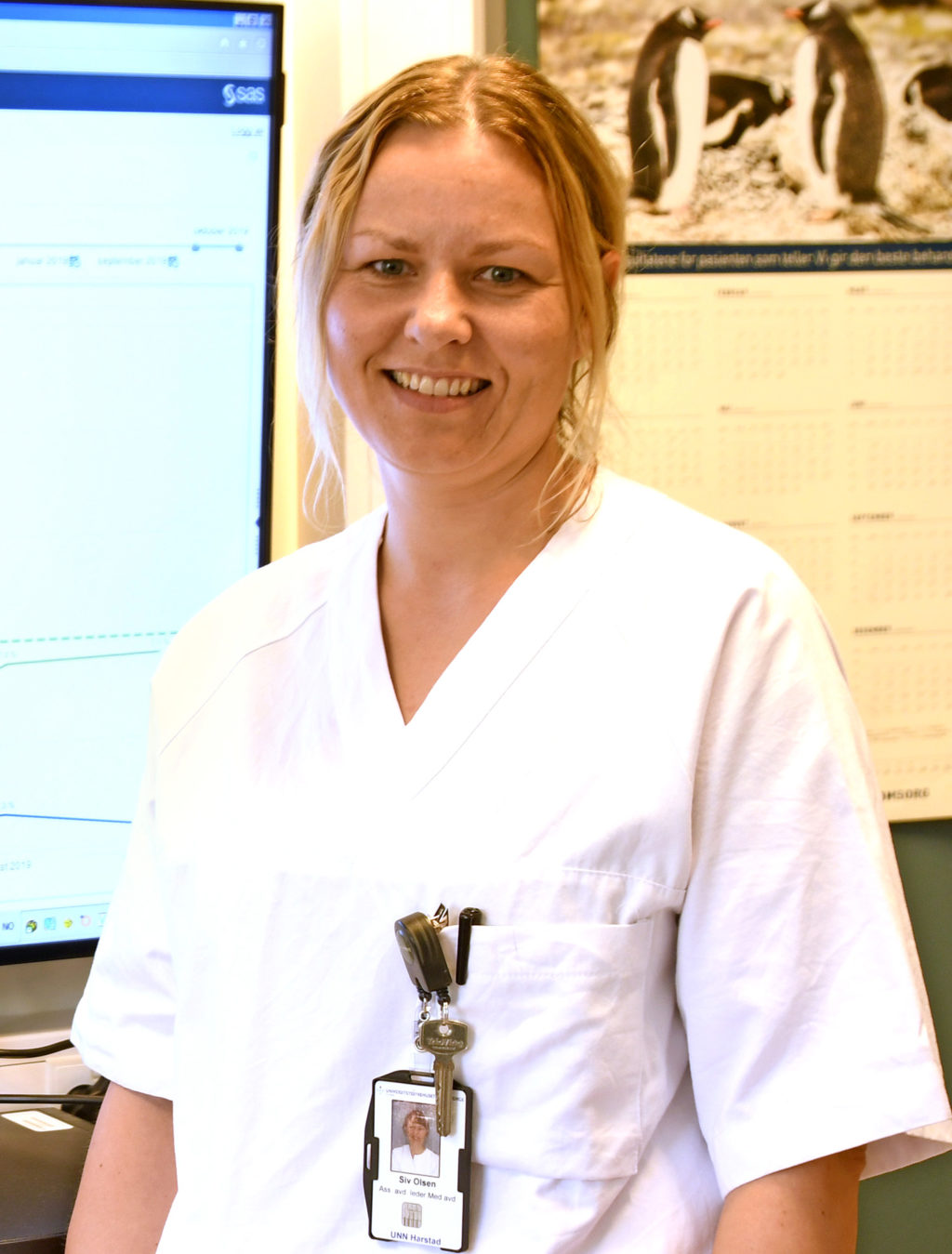 En person iført hvit skjorte