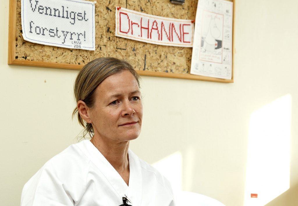 En person i hvit skjorte