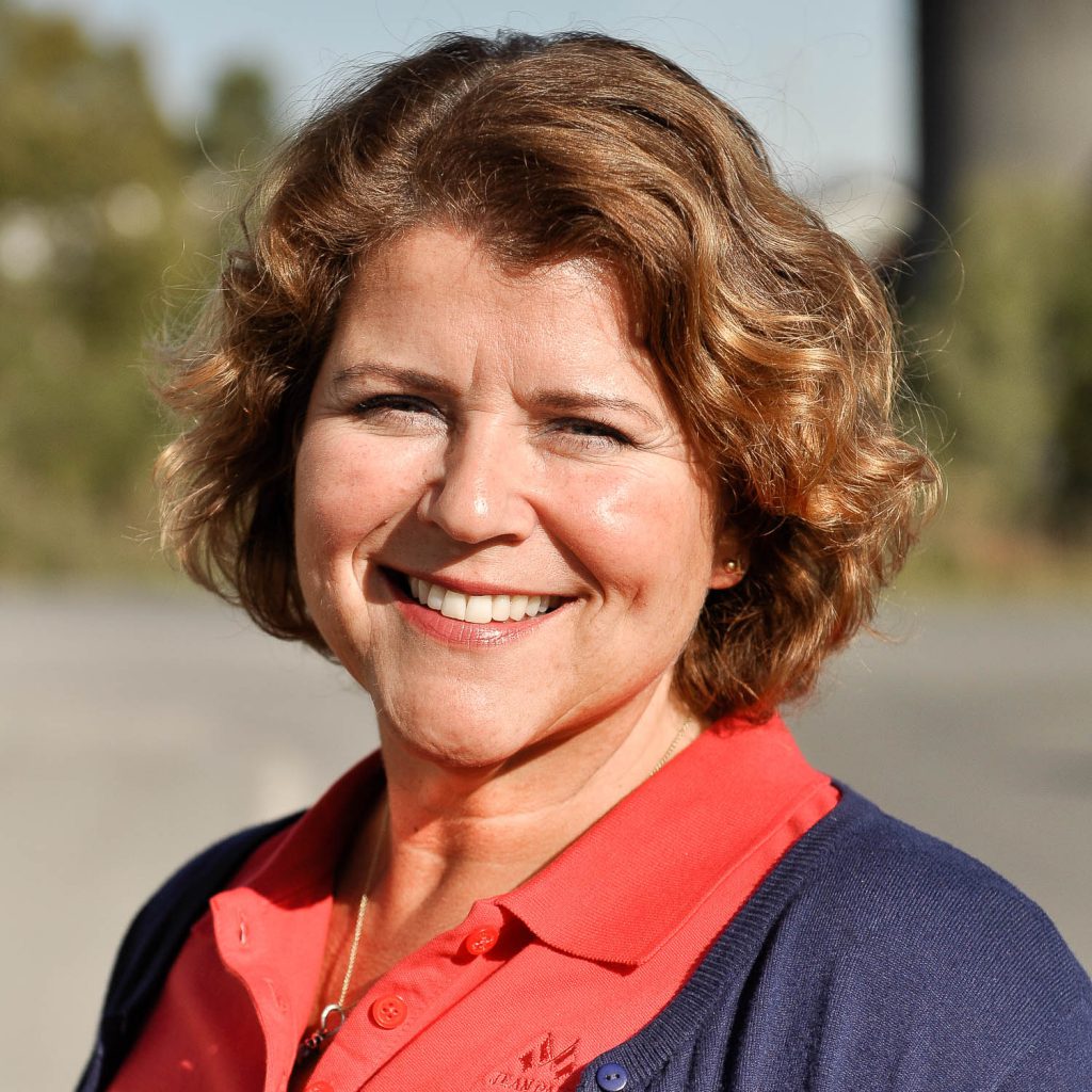 En person som smiler til kameraet