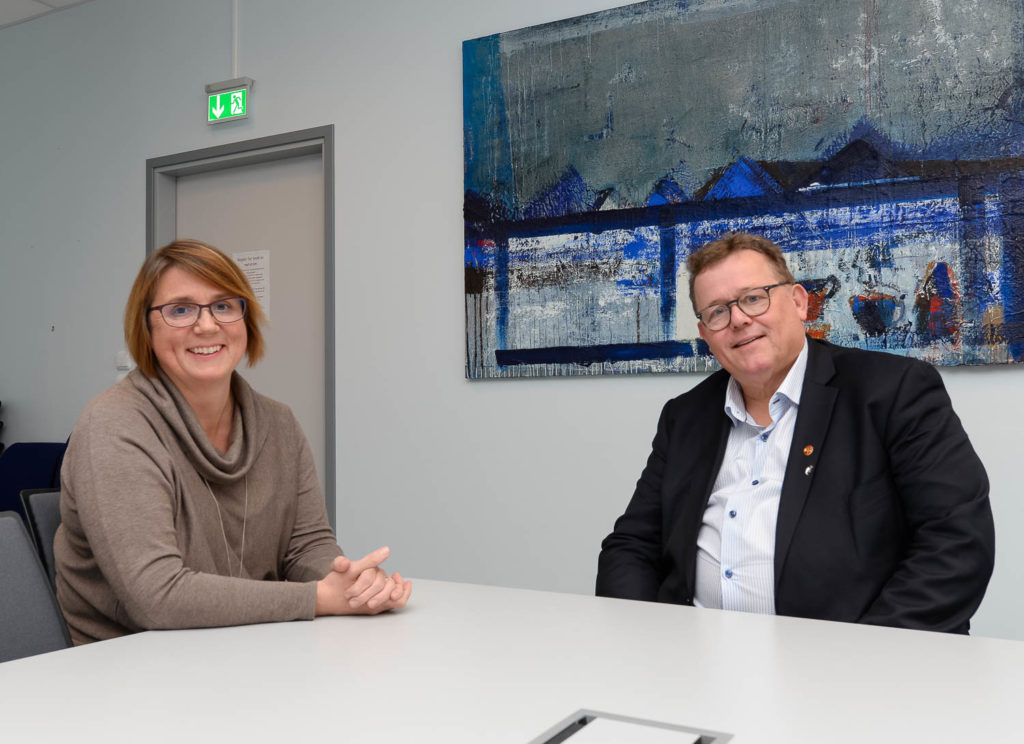 En mann og en kvinne som sitter ved et bord