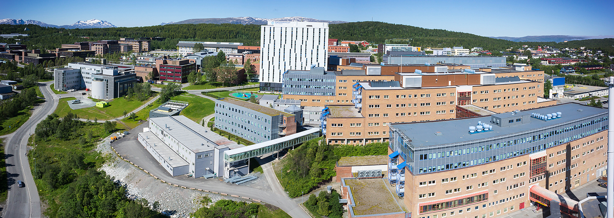 En by med vei og bygninger