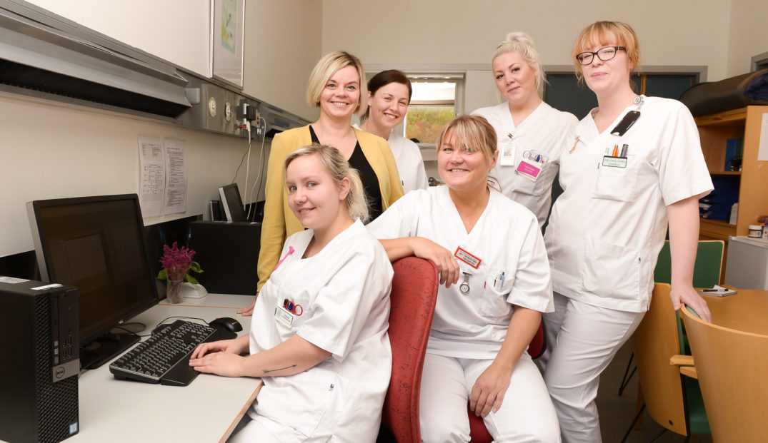 En gruppe kvinner i hvite laboratoriefrakker