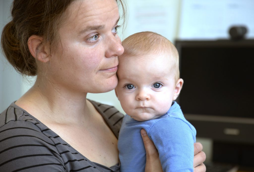 En person som holder en baby