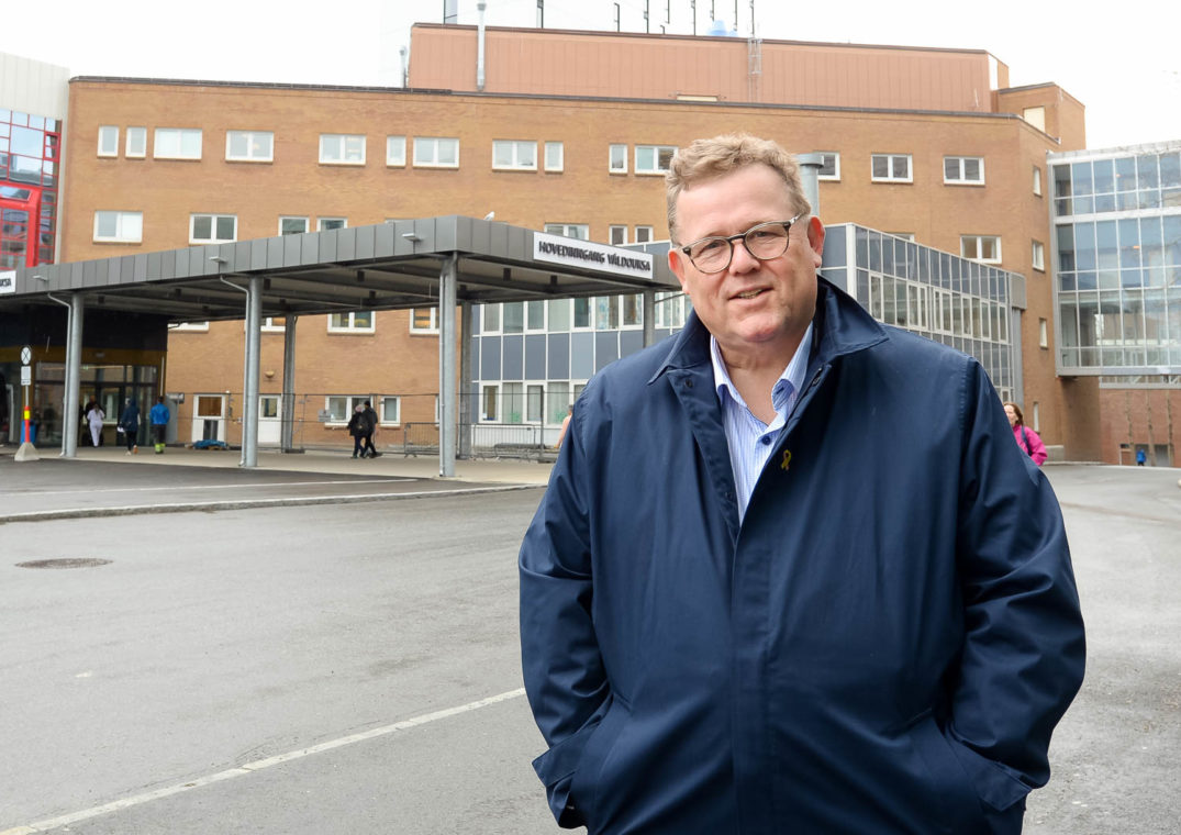 En mann i blå jakke