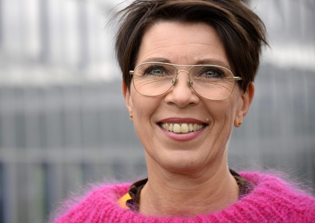 En person med briller