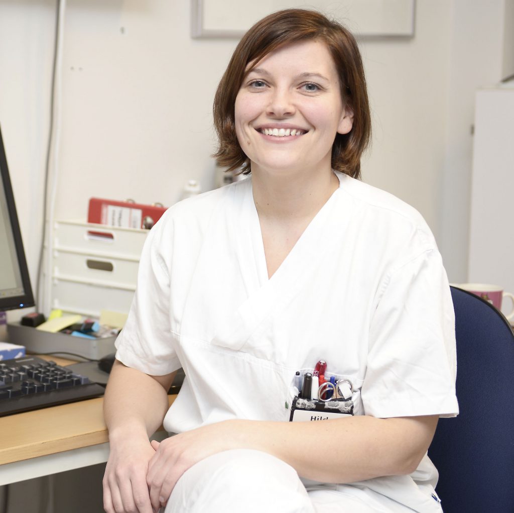 Hilde Haukås Rognli, sykepleier ved gastrolaben på medisinsk klinikk, er i gang med å teste ut de nye funksjonene i DIPS arena. Foto: Per-Christian Johansen
