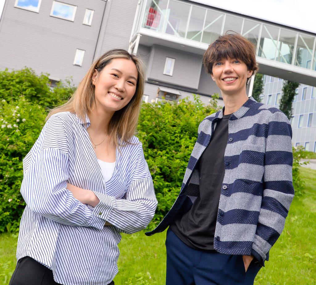 En mann og en kvinne som poserer for et bilde