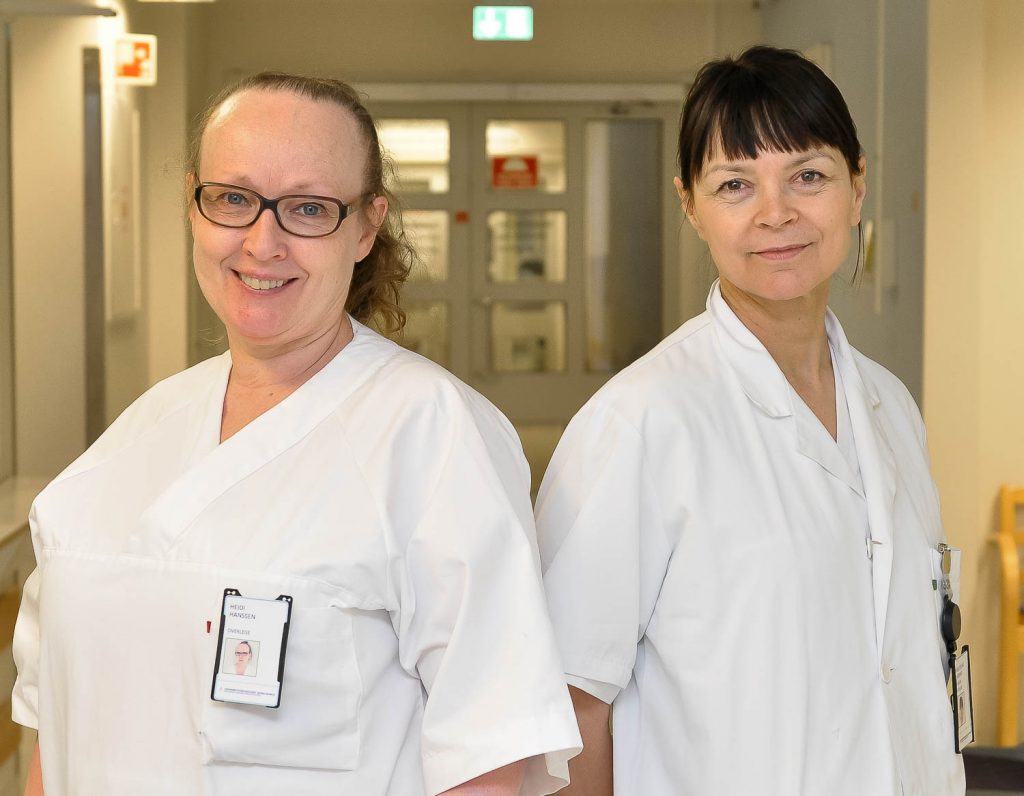 Et par kvinner iført hvite skjorter