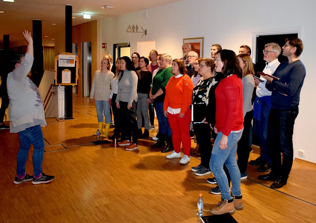 En gruppe mennesker som står i et rom