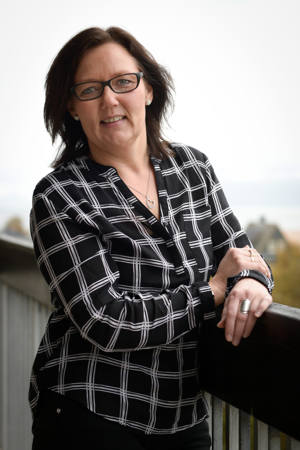 En person med briller