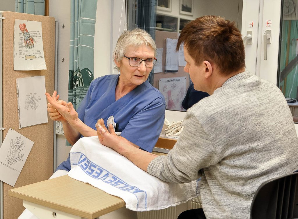 En kvinne som viser en mann noe på papiret