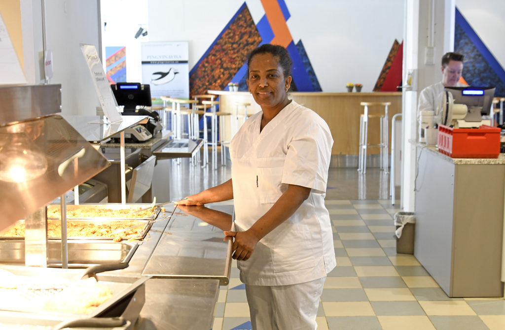 En mann som står på kjøkkenet