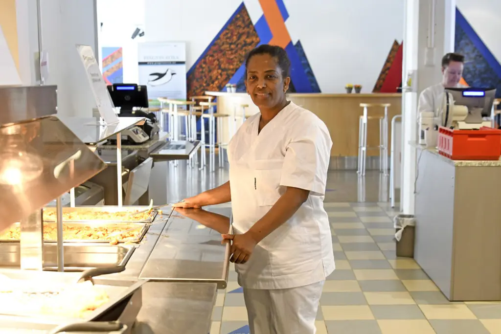 En mann som står på kjøkkenet