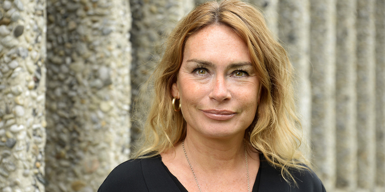 En kvinne med langt hår