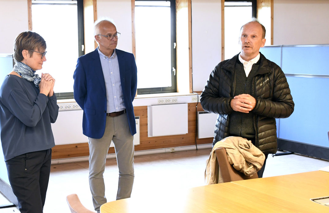 En gruppe mennesker som står i et rom