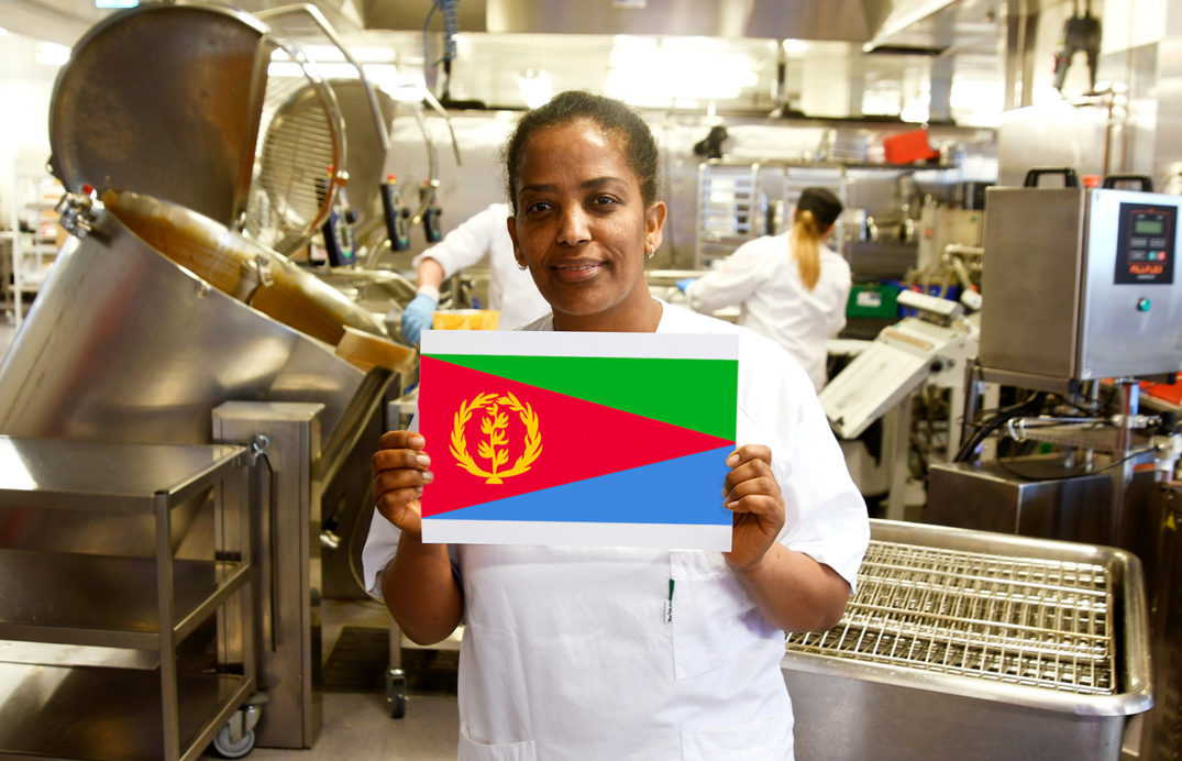 En person som holder et flagg