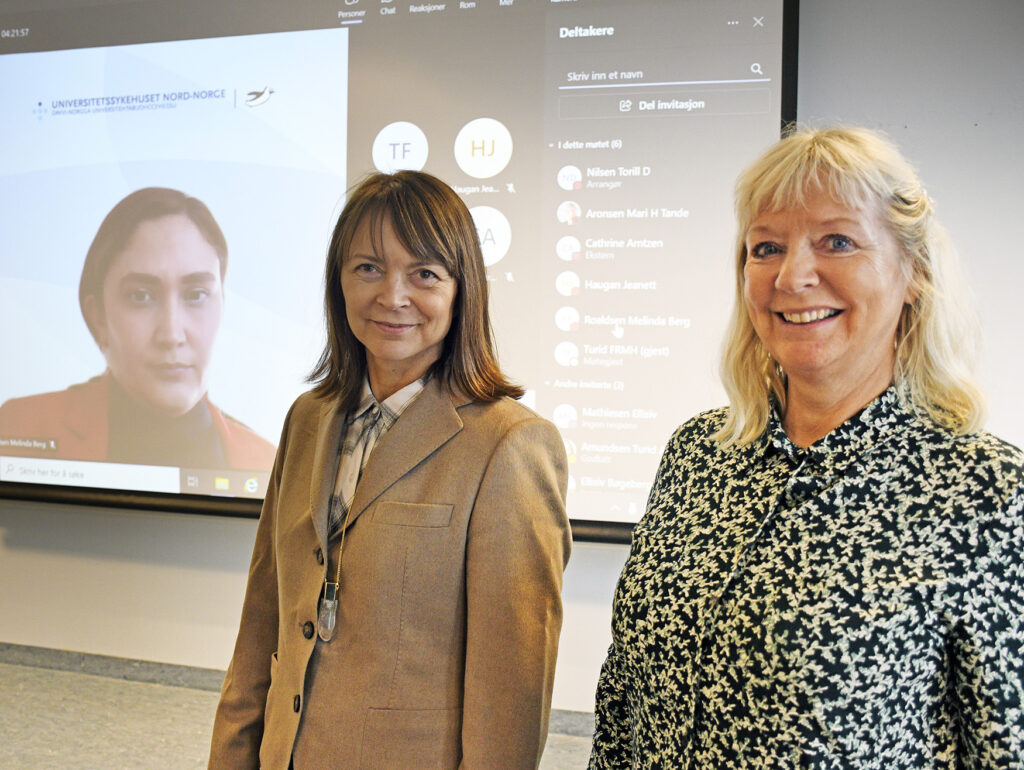 Noen få kvinner som smiler