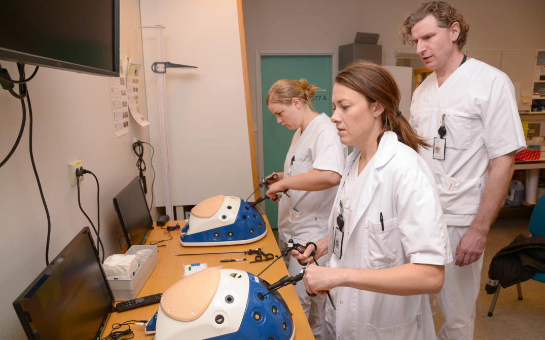 En gruppe mennesker i hvite frakker