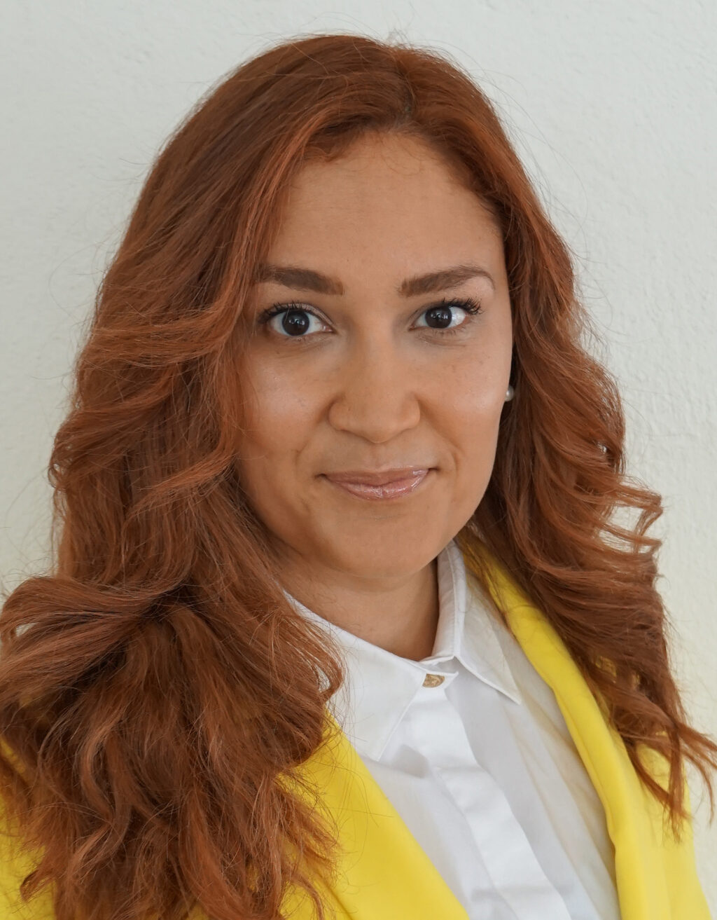 En kvinne med langt hår