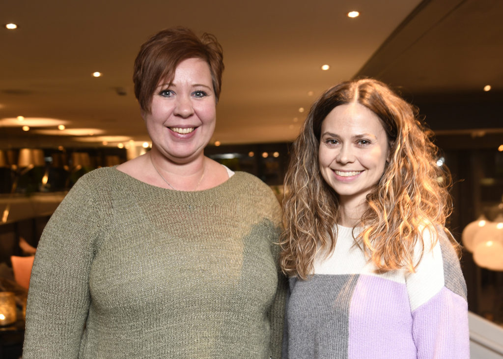 Et par kvinner som smiler