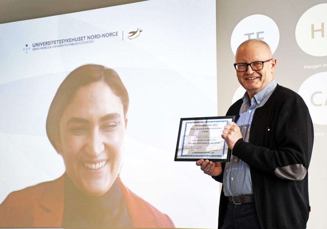 En mann som holder et nettbrett og en kvinne smiler