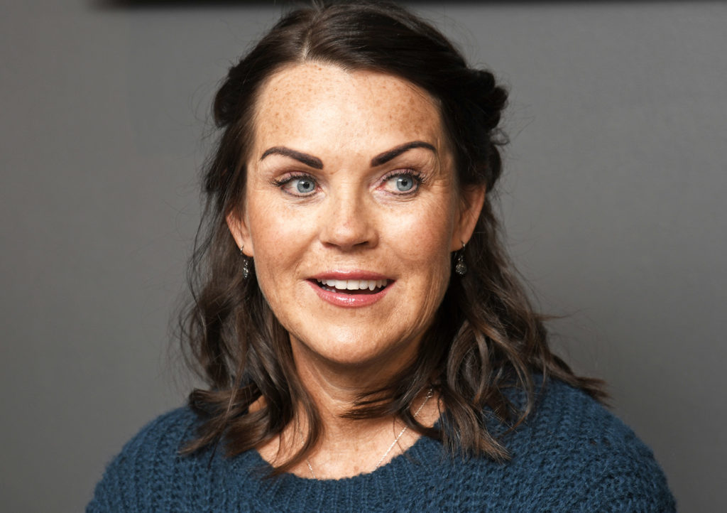 En kvinne med langt hår