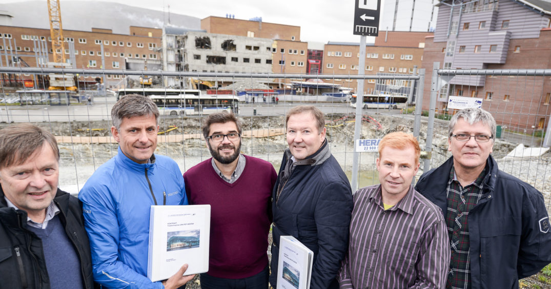 En gruppe mennesker som poserer for et bilde