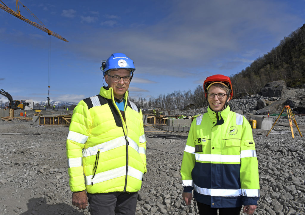 Noen få menn med sikkerhetsvester