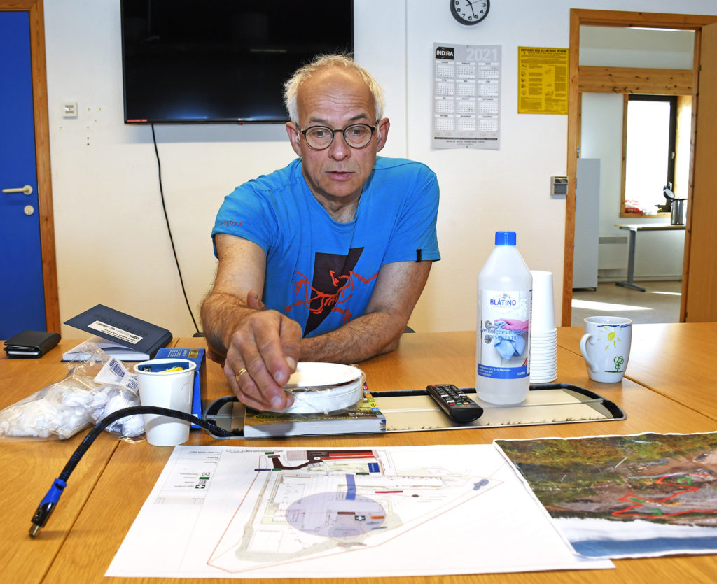 En mann som sitter ved et bord