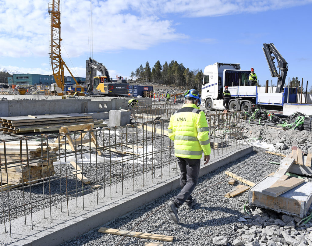 En person i gul jakke